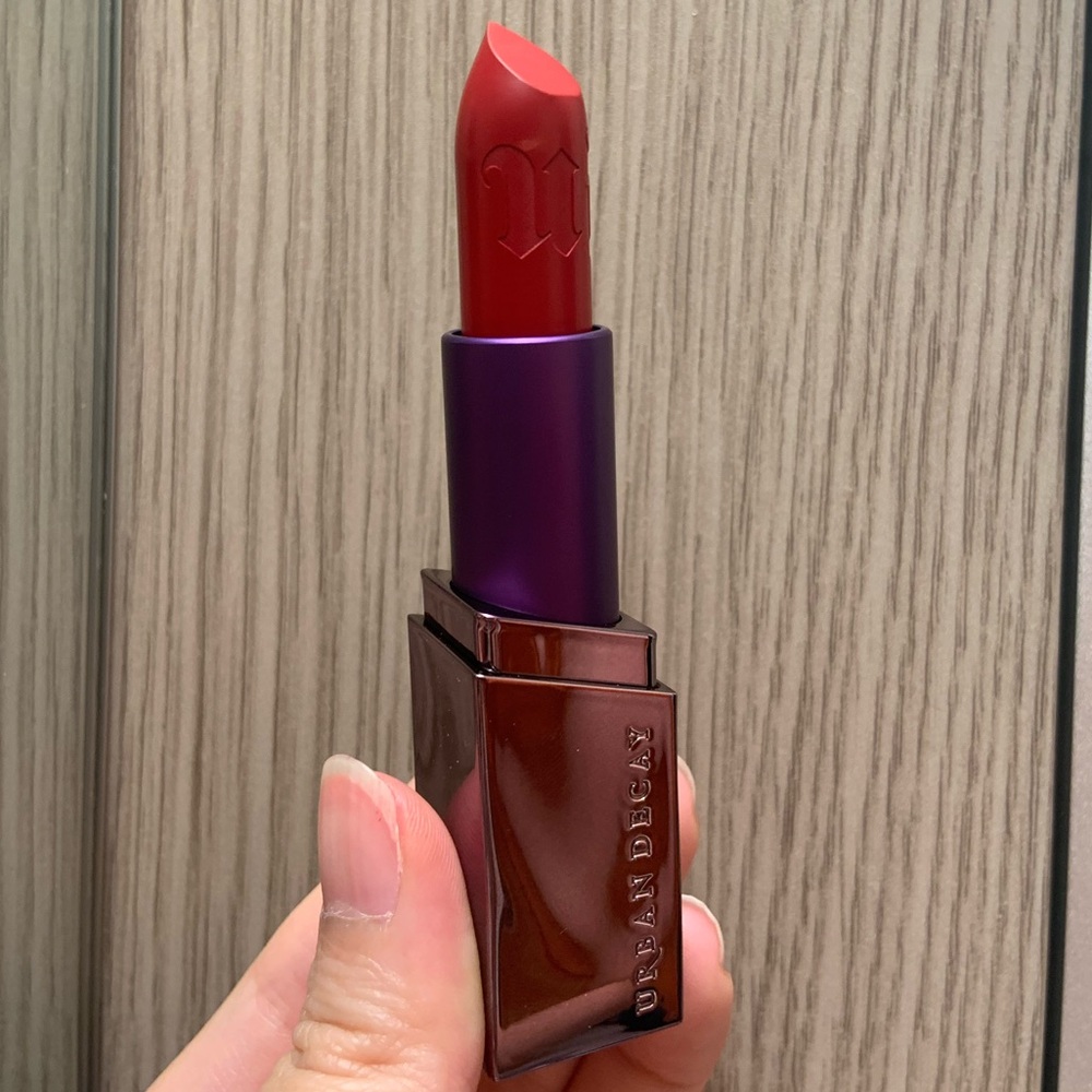 Urban Decay Bad Blood Matte lipstick - Picture 10 of 13